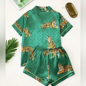 Animal Print Satin Pajama Set Green New SZ L ✨✨🔥🔥